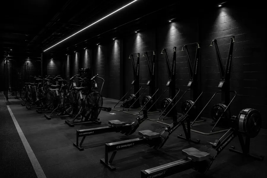 Zona de cardio de 928 Hybrid Club — Assault Bikes y Row Erg